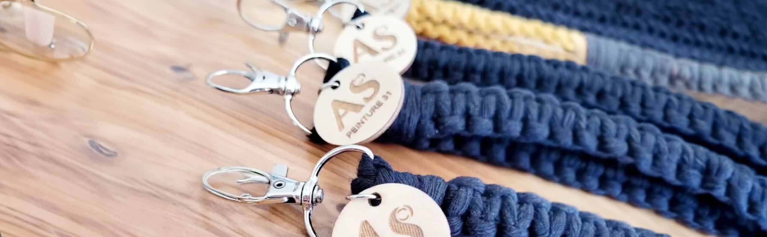 Etiquettes en bois rondes portant l'inscription de votre entreprise, servant d'attache a un porte clé en macramé