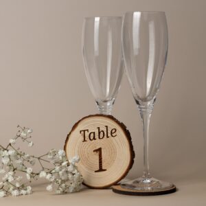Rondin en bois gravé avec numéro de table personnalisable pour plan de table mariage ou événement.