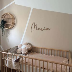 Lettrage prénom, fixé au mur d’une chambre de bébé