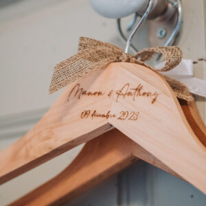 Cintre en bois personnalisé avec prénoms des mariés et date du mariage.