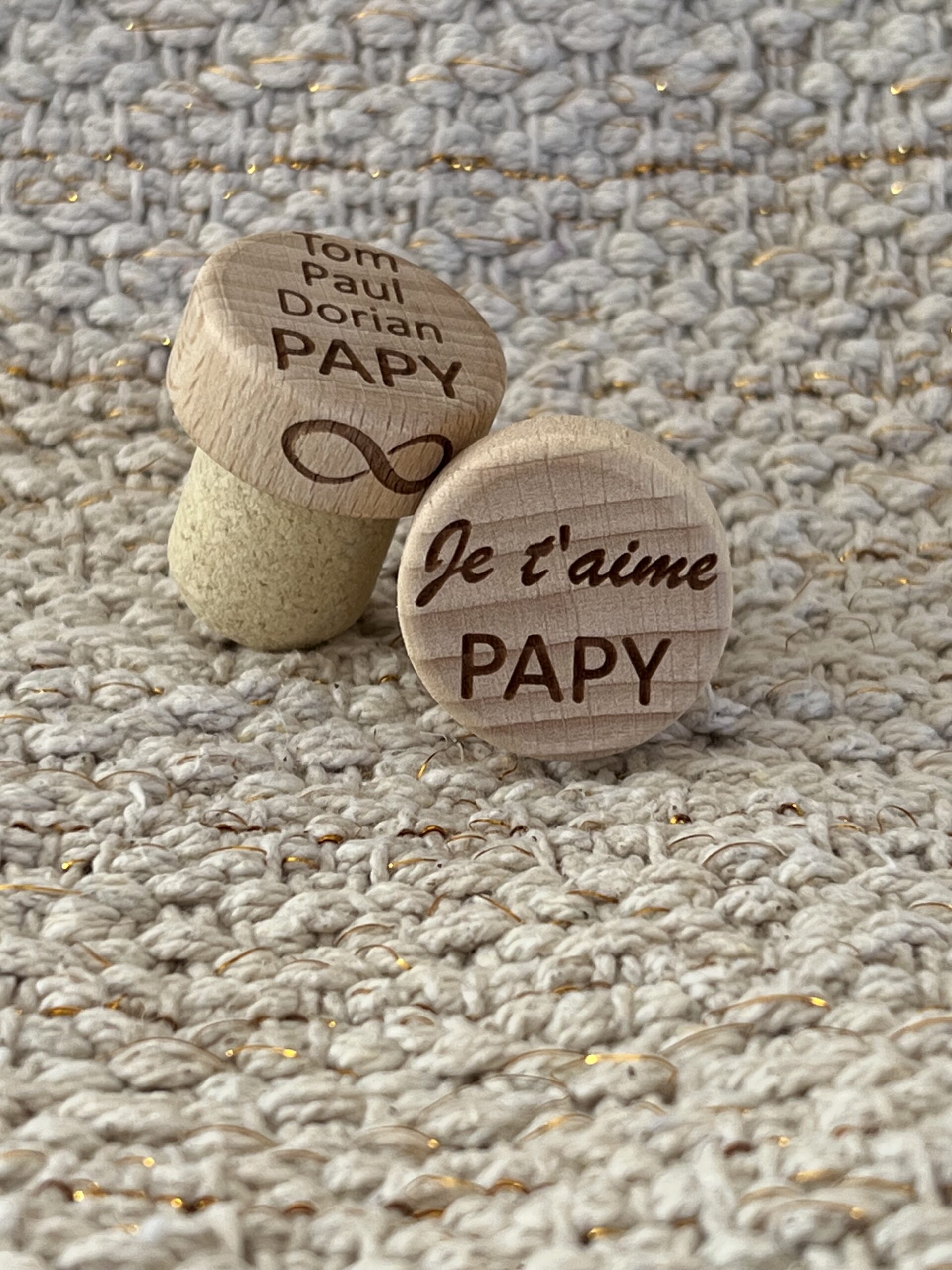 Bouchon de bouteille en bois personnalisé avec les noms des petits-enfants et un symbole d'affection pour leur grand-père, idéal comme cadeau ou souvenir