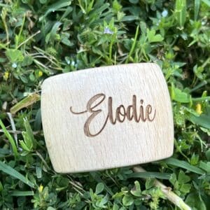 Rond de serviette en hêtre avec le prénom 'Elodie' gravé en cursif au centre