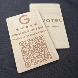 Carte en bois avec QR Code gravé, utilisée pour recueillir des avis clients Google.