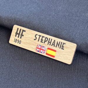 Badge prénom multilingue en bois personnalisable avec gravure du prénom, du logo, et des drapeaux au choix (exemple : anglais et espagnol)