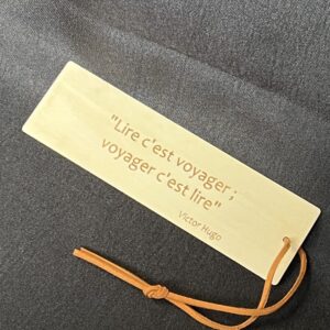 Marque-page en bois clair avec citation au choix gravée. Avec cordon orange.