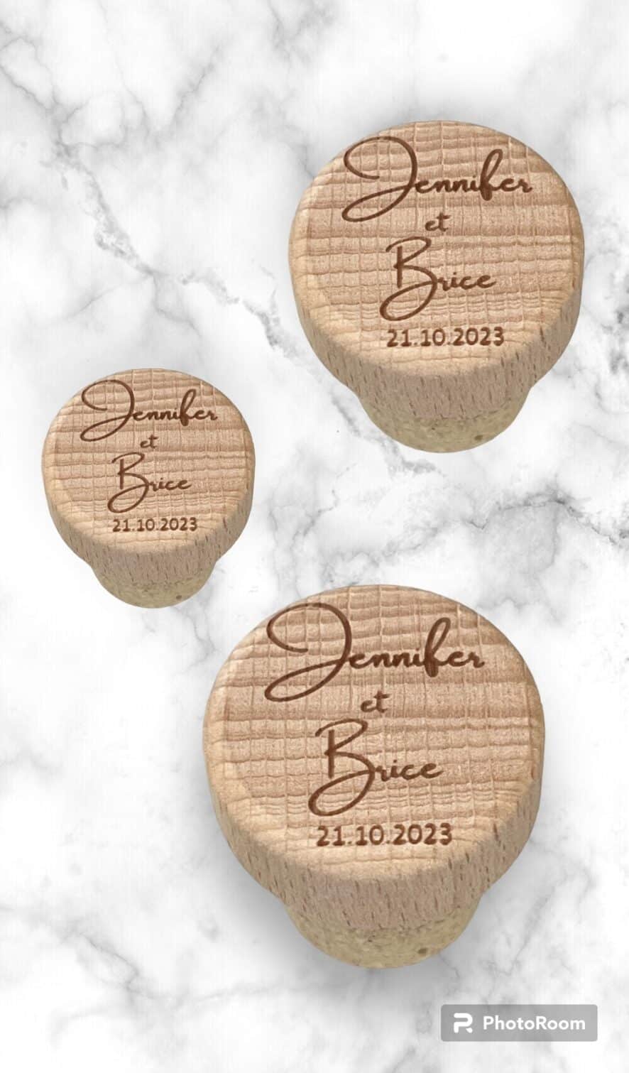 Bouchon de bouteille en bois personnalisé avec les prénoms des mariés et la date du mariage.